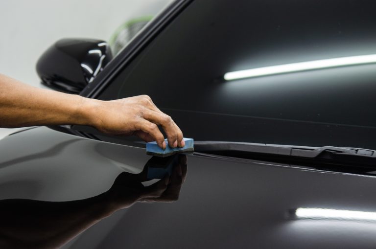 Mechanic,Is,Coating,Ceramic,Glass,To,Prevent,Scratches,On,Cars.