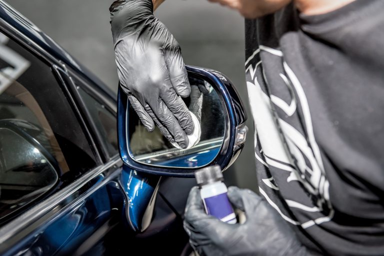 Detailing,Specialist,Cleans,The,Car,Mirror